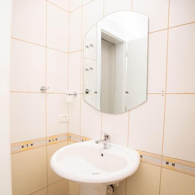 Suprem Apartment Tiranë Luaran gambar
